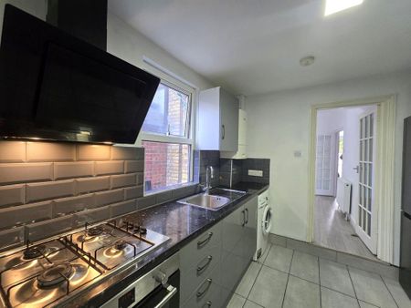 4 bedroom terraced house to rent - Photo 2