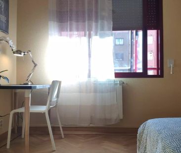 Room in a shared 4-bedroom apartment for rent in Acacias, Madrid. - Photo 1