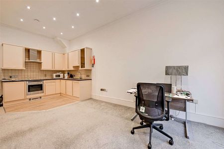 A well-presented one double bedroom apartment situated in the heart of Windsor Town Centre with parking permits available from the Royal Borough of Windsor Council. - Photo 3