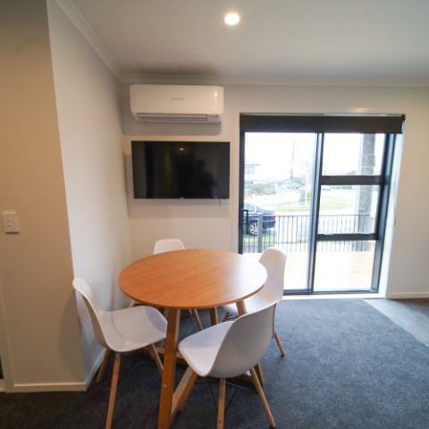 This is a near brand new upstairs studio unit in the popular Hillcrest suburb. - Photo 1