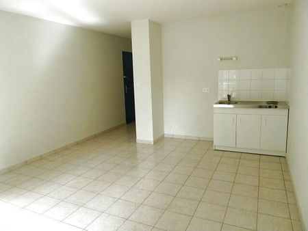 Location Appartement 1 pièce 27m² LA ROCHE SUR YON 85000 - Photo 2