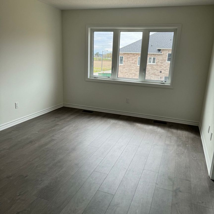 Three bedroom for rent in Thorold - Photo 1