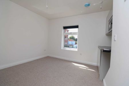 Price £845 pcm - Available Now - Part Furnished - Photo 4
