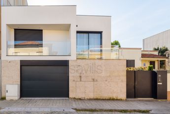 Moradia V5 em Senhora da Hora com jardim e piscina