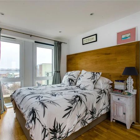 1 bedroom flat in London - Photo 3