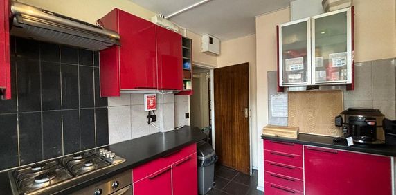 1 bedroom in a flat share to rent - Photo 2