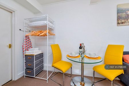 Studio to rent - Photo 2