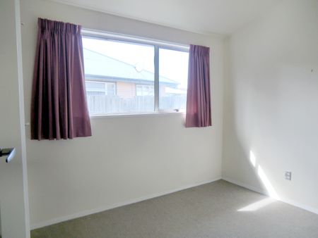 Sunny front 2 bedroom unit in Linwood - 6 month tenancy. - Photo 2