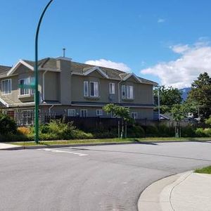 2 Bed Upstairs @Bright Quiet Corner + Far Panoramic Views - Photo 2