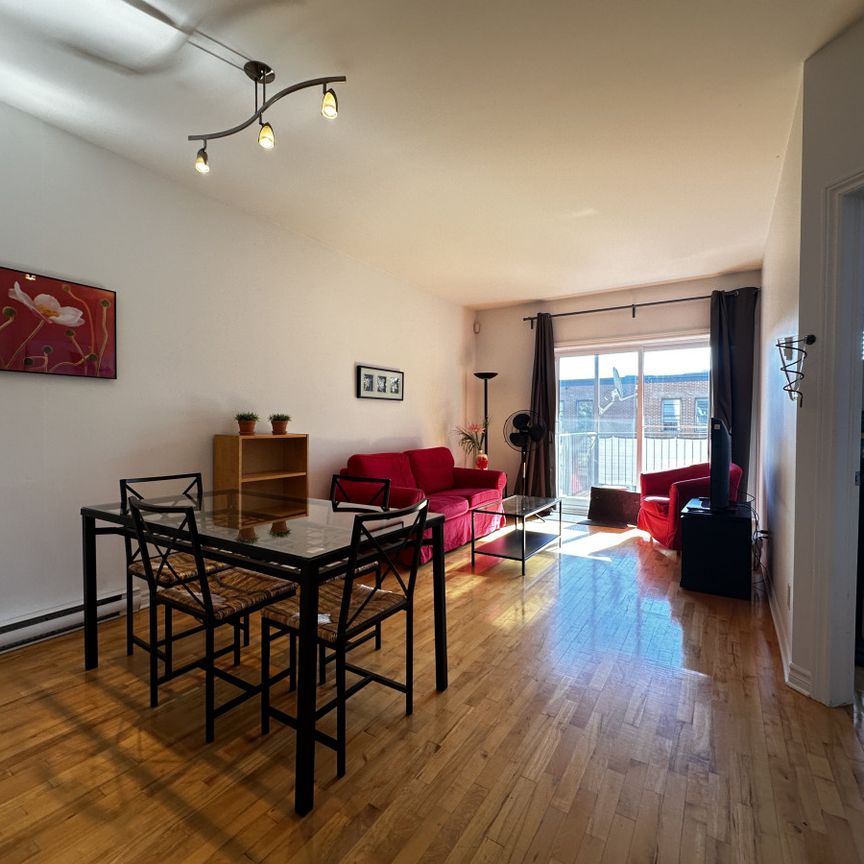 Superbe condo de 1000 p.c. avec 1 chambre et 1 bureau, offert en location complètement meublé, situé dans le secteur du marché Atwater. - Photo 1