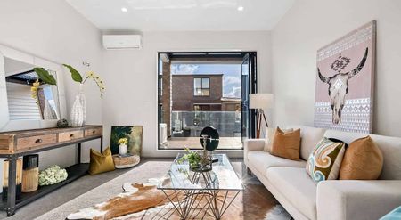 Modern townhouse situated at rear with garden - Photo 3