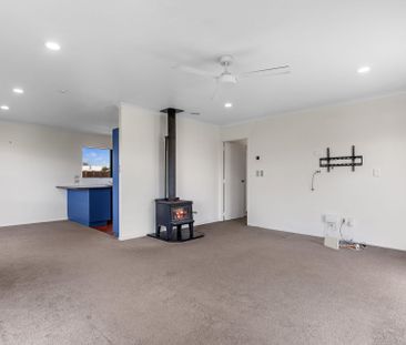 Welcome to this fantastic home in the heart of Paengaroa. - Photo 3