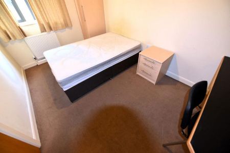 5 bedroom flat to rent - Photo 2