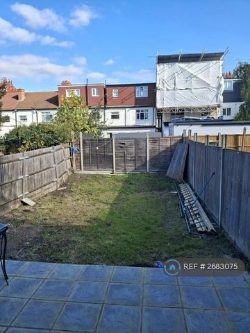 3 bedroom terraced house to rent - Photo 4