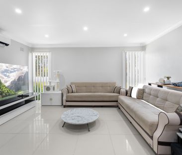 CHARMING THREE BEDROOM HOME! - Photo 1