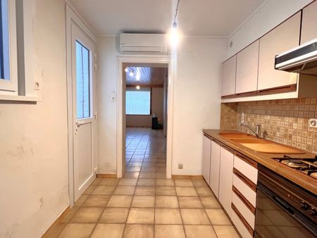 Woning met 2 slaapkamers en koer. - Photo 2