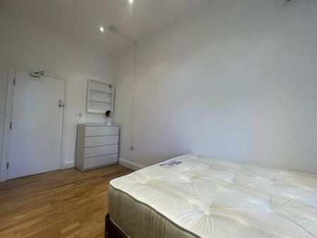 1 bedroom in a flat share to rent - Photo 3