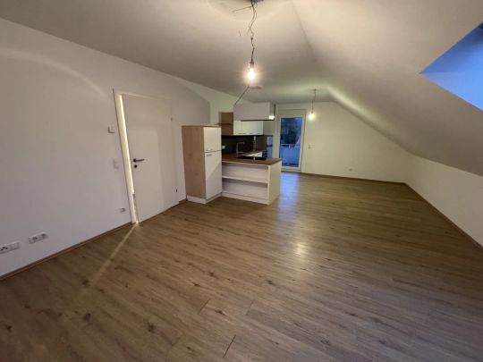 GROßZÜGIGE 4-ZIMMER DACHGESCHOSSWOHNUNG MIT BALKON! SOFORT VERFÜGBAR! - Photo 1