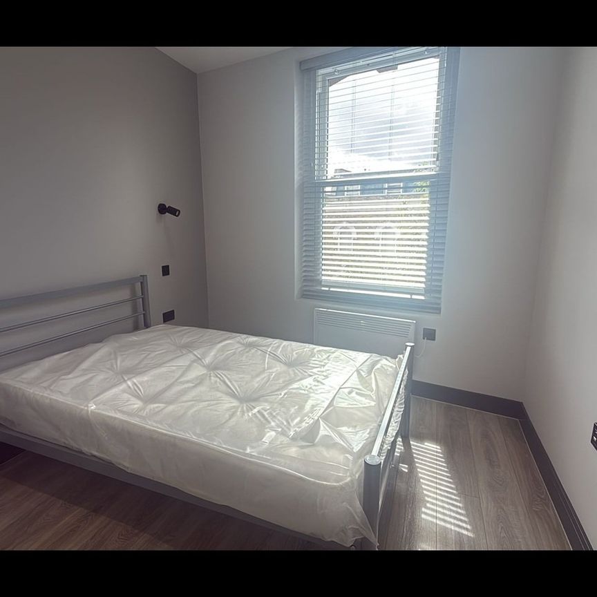 Studio Flat, High Street, W3 - Photo 1