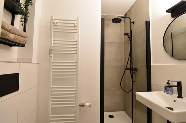 Modernes, möbliertes Appartement, Bahnhofsnähe, Solingen-Ohligs. - Photo 1