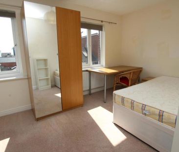 *** STUDENT HOUSE *** A six bedroom student house offered on a full... - Photo 3