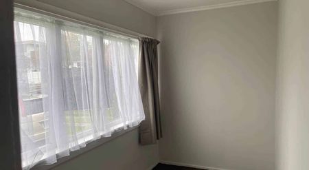 Spacious home, Mt Albert location $700.00 per week - Photo 3