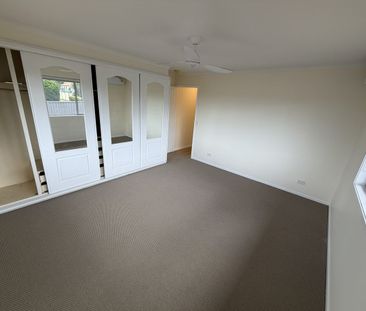 Renovated family home - great location - Photo 1