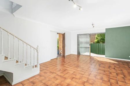 “TOWNHOUSE.” - Photo 2