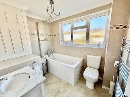 High Meadows, Chigwell, IG7 - Photo 5