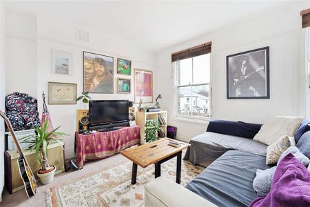 Savills presents this superb three bedroom split level flat on Lansdowne Way. - Photo 2