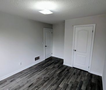 For Lease - 10 Moore's Court, Markham, Ontario - Photo 3