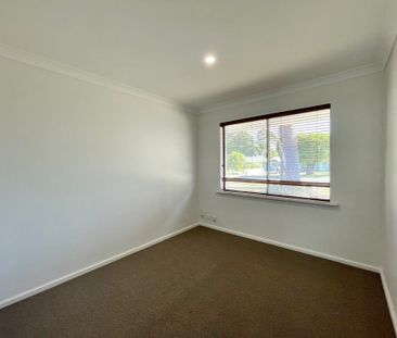 Spacious 3 x 1 Home - 6 month lease only - Photo 4