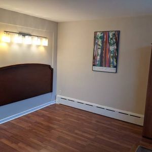 Bright two-room apartment, North York, Immediate - Photo 2