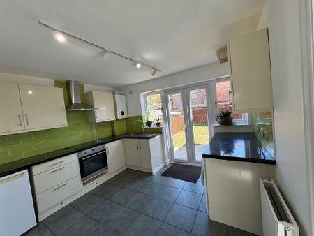 2 bed end of terrace house to rent in The Common, High Wycombe, HP14 - Photo 4