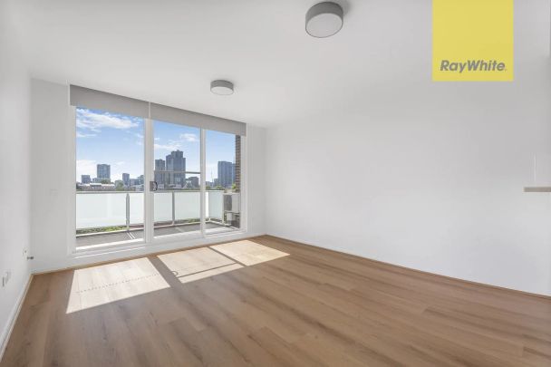 Sanctuary in the Sky: Renovated Top-Floor Apartment with Sweeping Views - Photo 1