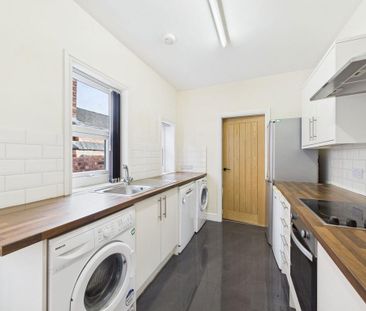 4 bedroom end of terrace house to rent - Photo 6