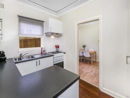 Lovely brick home with spacious pet friendly yard - Photo 5