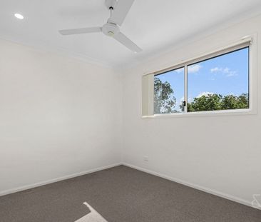 Modern Three-Bedroom Townhouse with great yard - Photo 1