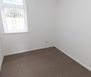 3 bedroom end of terrace house to rent - Photo 2