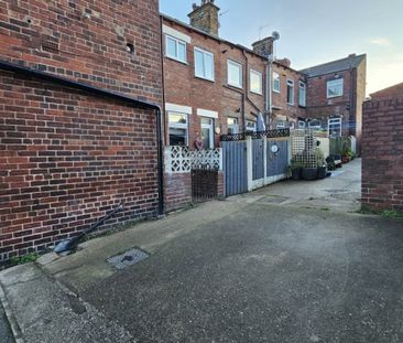 3 bed Terraced - To Let - Photo 5