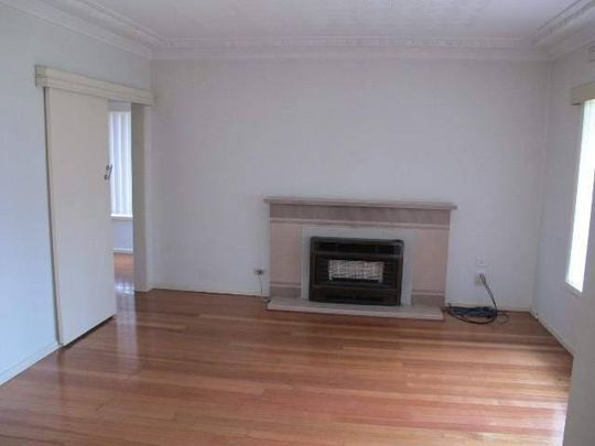 Freshly painted, fabulous 3 bedroom home - Photo 1