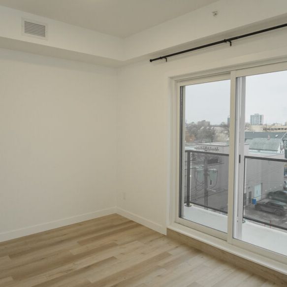 Manchester: Gold Accents – Penthouse Suite – 710 Westminster - Photo 1