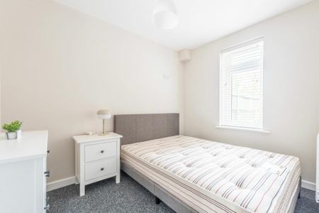 6 bedroom semi-detached house to rent - Photo 2