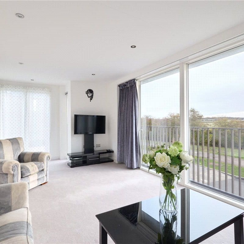 Well presented 4 bedroom link detached house at the prestigious Ninewells development located within a short walk of Addenbrookes campus and with excellent access to the City centre. Garage and driveway parking space. Furnished. - Photo 1