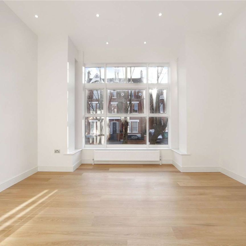 A beautifully finished 2 bedroom apartment in central West Hampstead. - Photo 1
