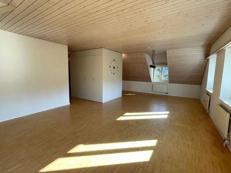 Generous 3 1/2 room penthouse apartment with renovated bathroom - Photo 3