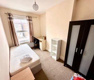 4 bedroom semi-detached house to rent - Photo 4