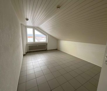 Dachgeschoss-Wohnung in Stadtnähe - Photo 2