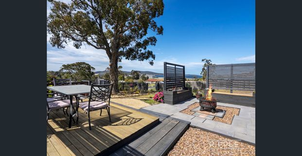 A Peaceful, Stylish Home with Exceptional Gardens - Photo 1