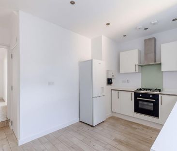 A spacious apartment available to rent in Woolwich, SE18. - Photo 1